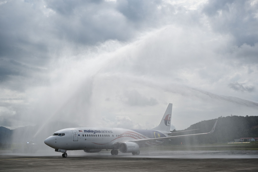 Pulau itu mulai menyambut pengunjung pada Kamis, dengan meriam air dipercikkan ke arah pesawat pertama yang mendarat di bandara.