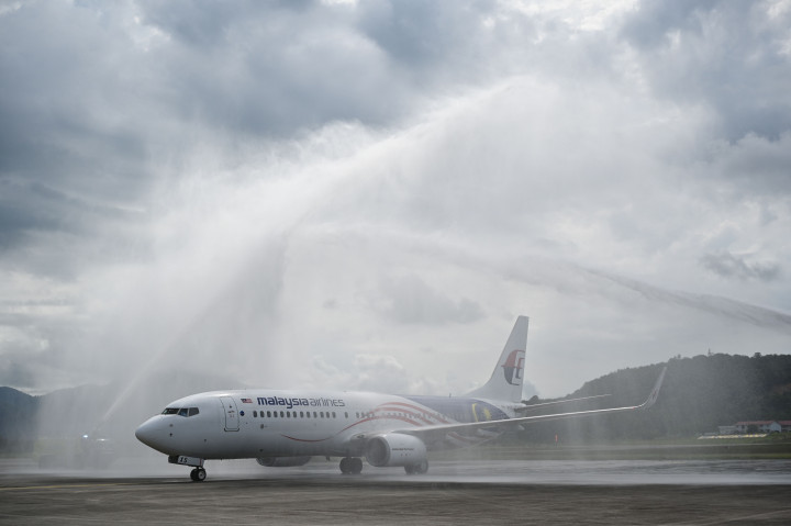 Pulau itu mulai menyambut pengunjung pada Kamis, dengan meriam air dipercikkan ke arah pesawat pertama yang mendarat di bandara.