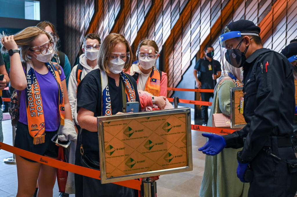 Wisatawan harus divaksinasi lengkap untuk berkunjung dan harus mengikuti tes virus sebelum keberangkatan.