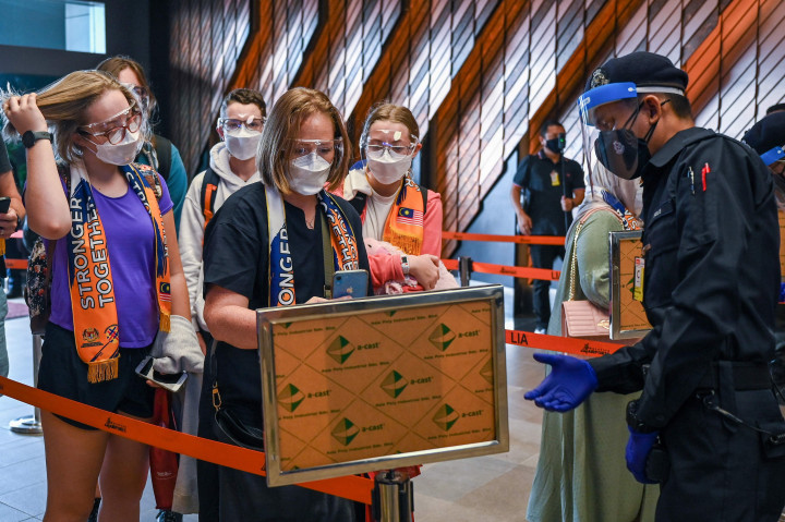 Wisatawan harus divaksinasi lengkap untuk berkunjung dan harus mengikuti tes virus sebelum keberangkatan.