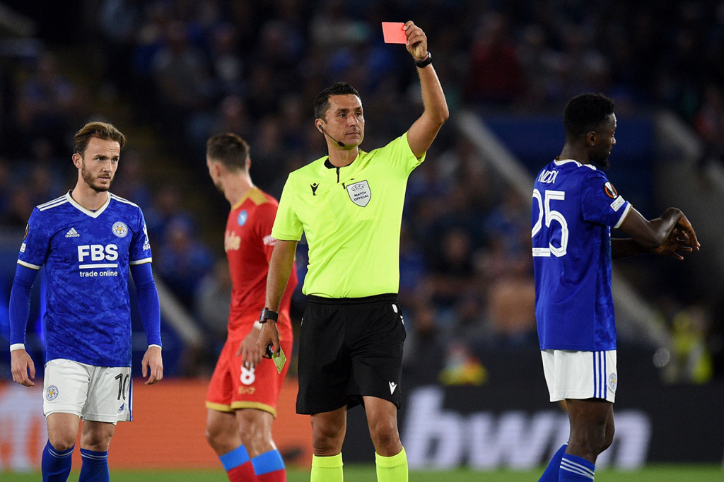 Leicester tampak frustrasi setelah skor diimbangi Napoli. Wilfred Ndidi sampai harus diganjar kartu kuning kedua di injury time setelah menarik Giovanni Di Lorenzo, beruntung setelah kalah jumlah pemain tak ada gol tambahan yang bersarang ke gawang Leicester.