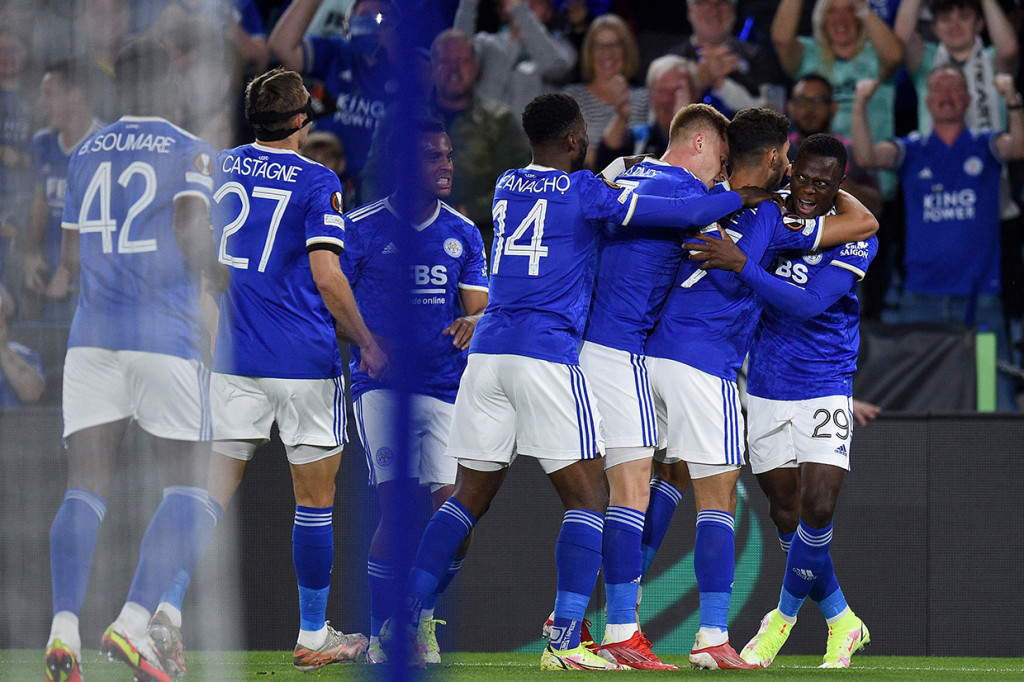 Serangan cepat pun berbuah hasil di menit kesembilan lewat tendangan Ayoze Perez yang mendapat umpan cantik dari Harvey Barnes. Leicester unggul 1-0 atas Napoli.
