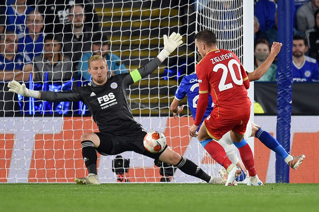 Di akhir babak pertama, kiper Leicester melakukan dua kali penyelamatan setelah sebuah tandukan dan satu tendangan tepat mengarah ke gawangnya.