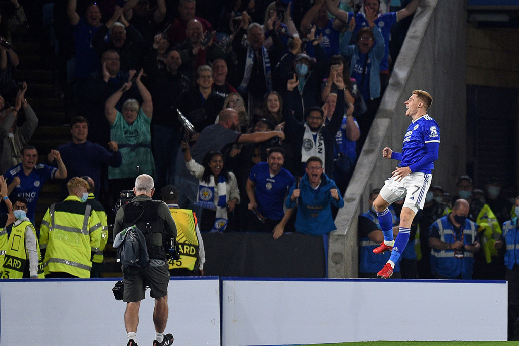 Leicester tak mengendurkan serangan. Lima menit berselang, The Foxes berhasil mencetak gol kedua lewat tendangan kaki kiri Barnes.