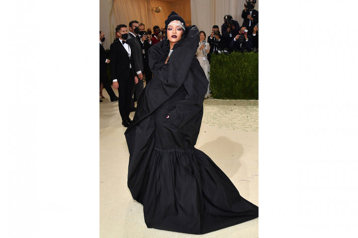 Rihanna berpose saat menghadiri Met Gala 2021 di Metropolitan Museum of Art Costume Institute Gala, New York, Amerika Serikat, 13 September 2021. Gaun hitam dengan aksen menggelembung di bagian leher dianggap membuat gaun Rihanna dinilai tampak seperti kantung tidur.