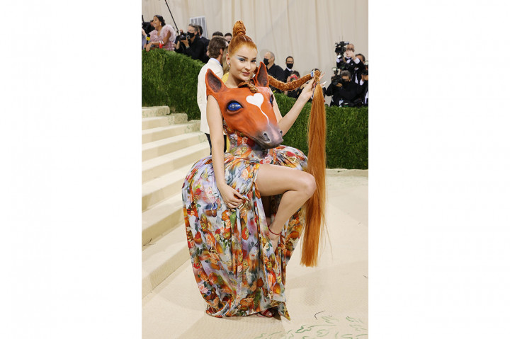 Bukan hanya tampil mencolok dengan gaya rambut menjuntai dan ball gown-nya, Kim Petras bahkan punya kepala kuda di bagian dadanya. Setelah semalam ia jadi Worst Dress di MTV VMA 2021, kali ini ia membawa pulang predikat yang sama di Met Gala.