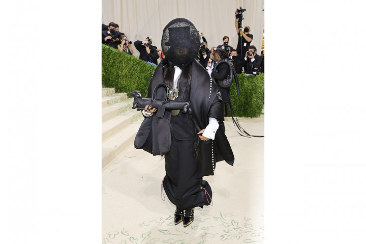 Busana serba hitam ditambah aksesoris funky face covering yang membuat wajah Erykah tak terlihat memasukkan namanya dalam daftar busana terburuk di Met Gala 2021.