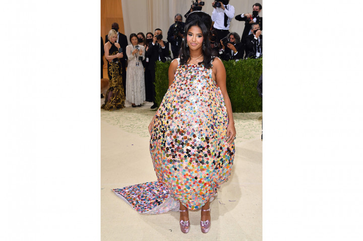 Putri mendiang Kobe Bryant, Natalia Bryant banyak dikritik saat muncul dalam balutan dress unik berbentuk telur raksasa dalam penampilan perdananya di Met Gala.
