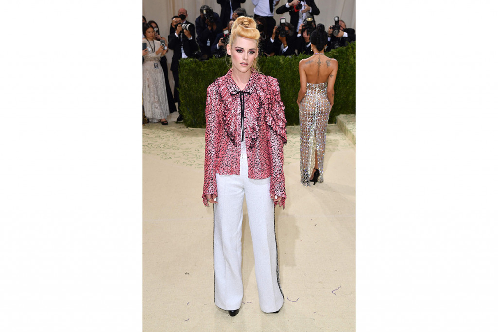 Dinilai jelek, outfit dan gaya rambut Kristen Stewart di Met Gala 2021 berhasil masuk list Worst Dress di berbagai media asing.