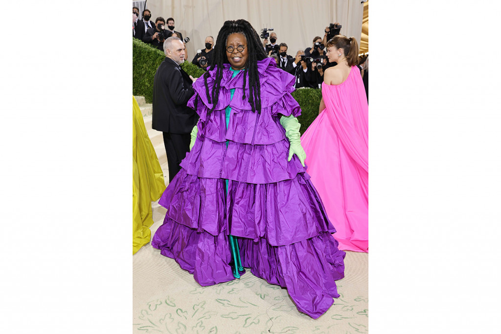 Penampilan Whoopi Goldberg yang satu ini gagal memukau tamu undangan dan media yang meliput kemeriahan Met Gala 2021.