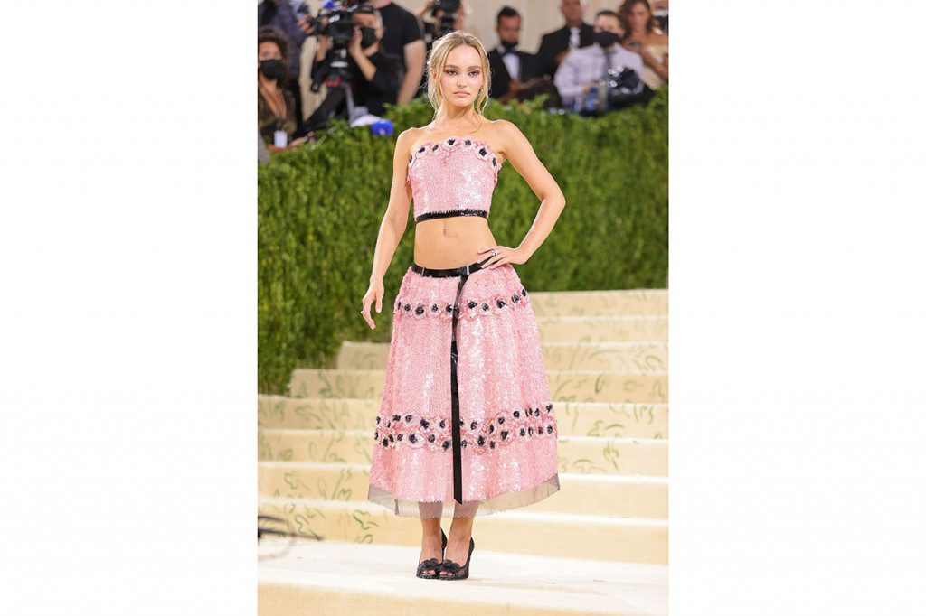 Sementara itu, putri Johnny Depp, Lily-Rose Depp lagi-lagi masuk dalam list Worst Dress. Dress two piece berbahan sequin yang dikenakannya punya potongan yang 'nanggung' untuk tubuhnya.