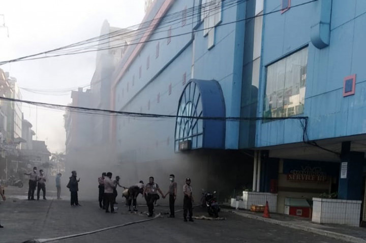 Kebakaran melanda Plaza Pondok Gede, di Jalan Raya Pondok Gede, Jatiwaringin, Pondok Gede, Kota Bekasi, Jawa Barat, Kamis 16 September 2021 sekitar pukul 05.30 WIB. Kebakaran diduga akibat arus pendek listrik.