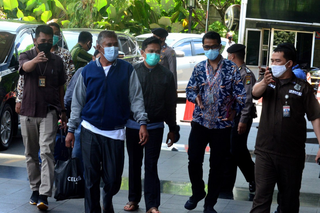 Sejumlah pihak yang ditangkap dalam operasi tangkap tangan (OTT) KPK di Kalimantan Selatan pada Rabu, 15 September 2021, malam, langsung menjalani pemeriksaan di gedung KPK, Jakarta.