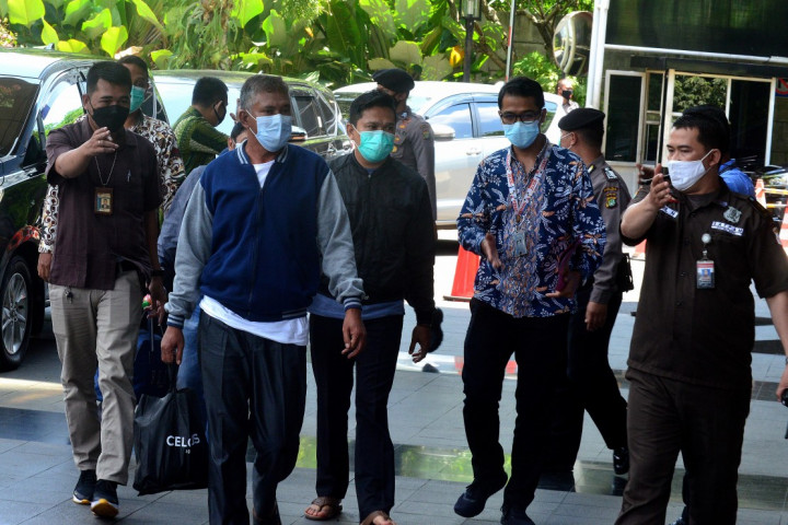 Sejumlah pihak yang ditangkap dalam operasi tangkap tangan (OTT) KPK di Kalimantan Selatan pada Rabu, 15 September 2021, malam, langsung menjalani pemeriksaan di gedung KPK, Jakarta.