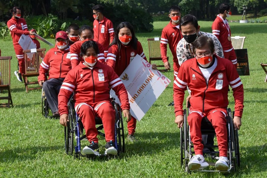 Secara khusus Jokowi juga mengucapkan selamat kepada seluruh peraih medali, baik medali emas, perak, maupun perunggu. Tak lupa ucapan terima kasih juga disampaikan Presiden kepada seluruh atlet, pelatih, ofisial, pendamping, Chef de Mission, Duta Besar Republik Indonesia untuk Kerajaan Jepang, serta berbagai pihak yang telah menyukseskan keikutsertaan Indonesia pada perhelatan besar tersebut.