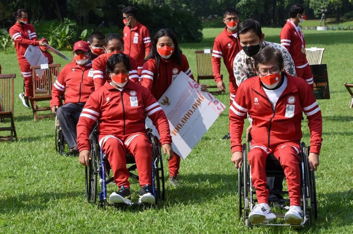 Secara khusus Jokowi juga mengucapkan selamat kepada seluruh peraih medali, baik medali emas, perak, maupun perunggu. Tak lupa ucapan terima kasih juga disampaikan Presiden kepada seluruh atlet, pelatih, ofisial, pendamping, Chef de Mission, Duta Besar Republik Indonesia untuk Kerajaan Jepang, serta berbagai pihak yang telah menyukseskan keikutsertaan Indonesia pada perhelatan besar tersebut.