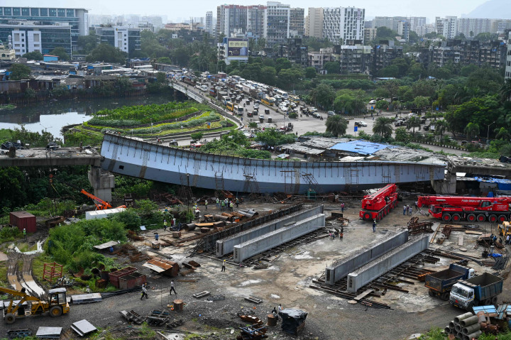 Hingga saat ini belum ada laporan penyebab runtuhnya runtuhnya jalan layang yang tengah dibangun tersebut.