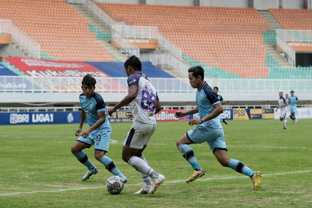 Pemain Persita Tangerang Irsyad Maulana (tengah) saat mencoba melewati dua pemain Persela Lamongan pada pertandingan lanjutan BRI Liga 1 antara Persela Lamongan vs Persita Tangerang di Stadion Pakansari, Kabupaten Bogor, Jawa Barat.