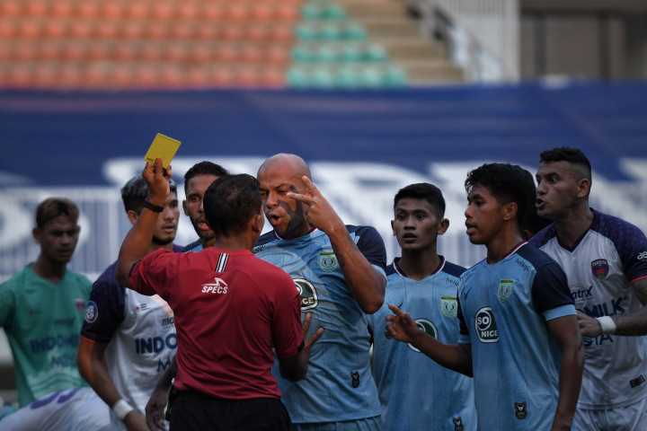 Pemain Persela Lamongan Ivan Carlos (tengah) saat protes pada wasit pada pertandingan lanjutan BRI Liga 1 antara Persela Lamongan vs Persita Tangerang di Stadion Pakansari, Kabupaten Bogor, Jawa Barat.