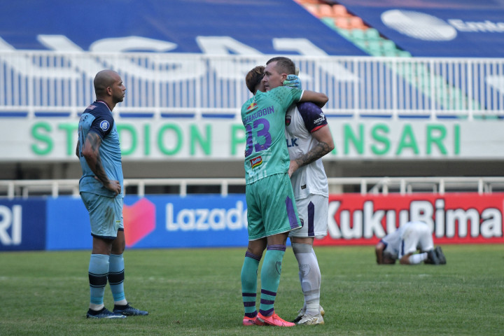 Kiper Persita Tangerang Rahmanuddin (kedua kiri) berpelukan dengan rekan setimnya Adam Thomas Mitter (kanan) usai mengakhiri laga pada lanjutan BRI Liga 1 antara Persela Lamongan vs Persita Tangerang di Stadion Pakansari, Kabupaten Bogor, Jawa Barat.