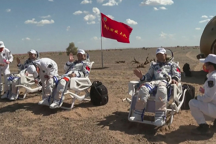 Nie Haisheng, Liu Boming dan Tang Honbo mendarat di gurun Gobi di Mongolia Dalam sekitar pukul 13:35 waktu setempat (05:35 GMT) pada Jumat, 17 September 2021. Mereka telah pergi ke luar angkasa pada 17 Juni, dan telah lepas landas dari gurun yang sama.