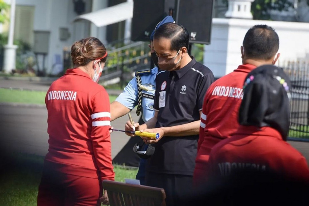 Presiden Joko Widodo menerima kontingen Indonesia Jokowi yang telah berjuang di Paralimpiade Tokyo 2020, sekaligus menyerahkan bonus apresiasi bagi para atlet dan para pelatih.