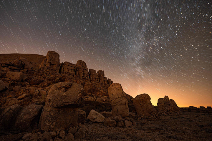 Situs arkeologi Gunung Nemrut berada di atas gunung setinggi 2.134 meter.