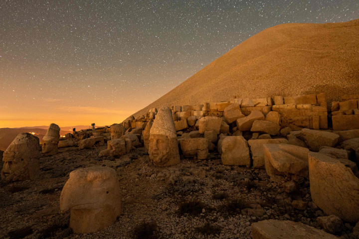 Di situs ini terdapat patung raksasa setinggi 10 meter, duduk Raja Antiochus I sendiri dikelilingi oleh dewa-dewa kuno termasuk Zeus dan Apollo.