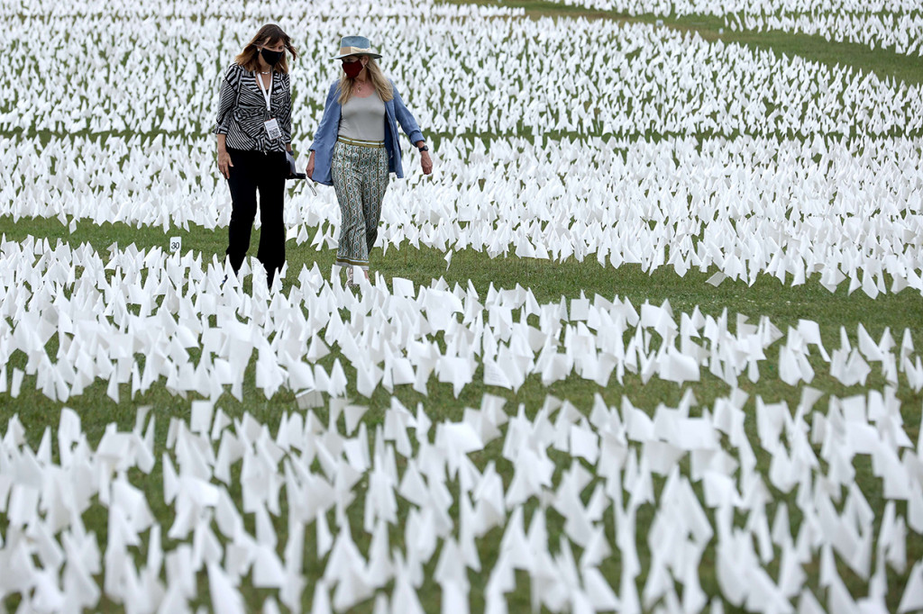 Seniman AS Suzanne Brennan Firstenberg memberikan penghormatan pada para korban Covid-19 di AS dengan memasang bendera putih di Washington.