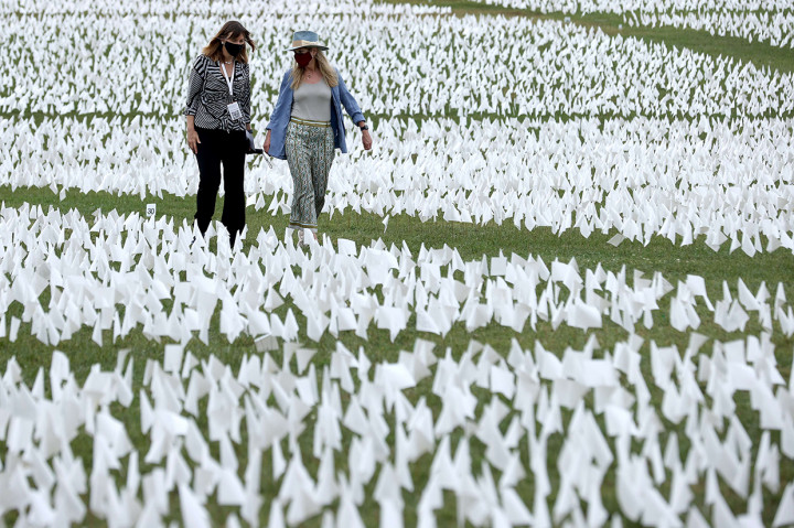 Seniman AS Suzanne Brennan Firstenberg memberikan penghormatan pada para korban Covid-19 di AS dengan memasang bendera putih di Washington.
