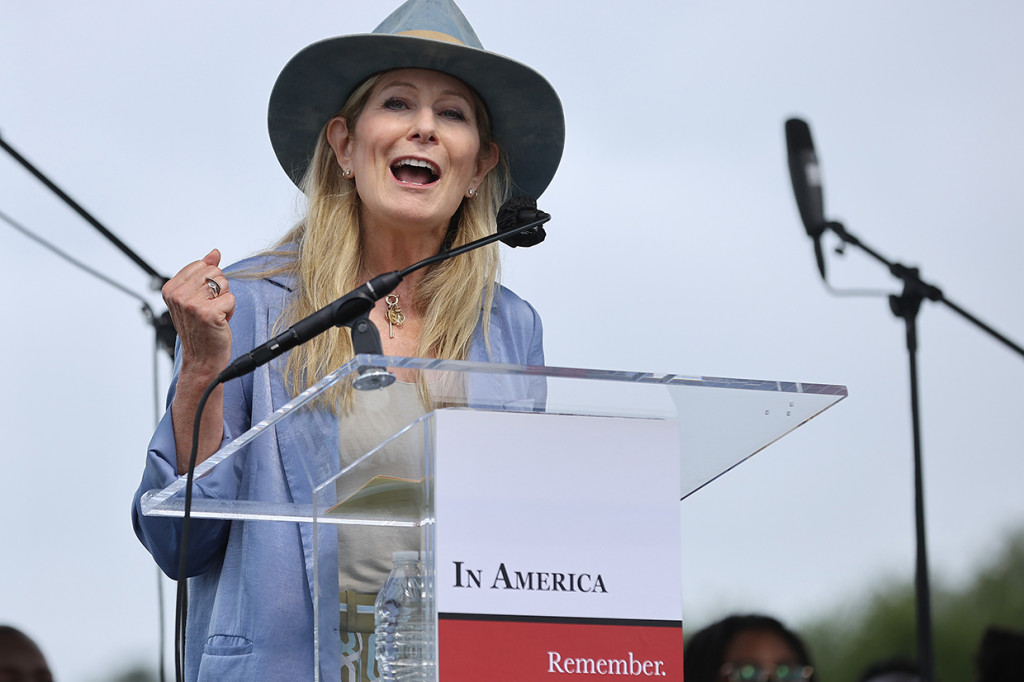 Artis Suzanne Brennan Firstenberg menyampaikan sambutannya saat upacara pembukaan karyanya 'In America: Remember,' sebuah instalasi seni publik untuk memperingati korban meninggal karena Covid-19 di dekat Monumen Washington pada 17 September 2021.