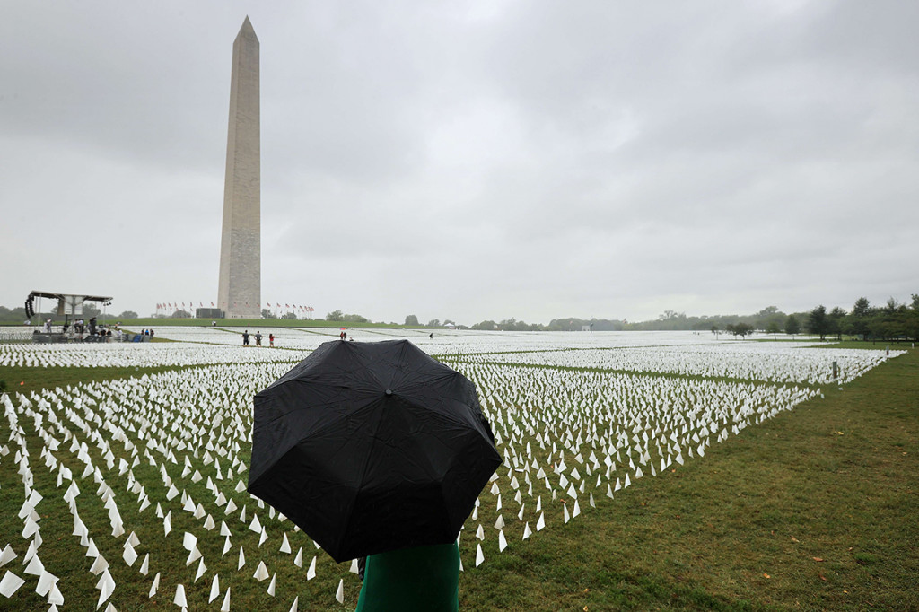Ada setidaknya 650 ribu bendera putih yang dia pasang di National Mall, Washington DC.