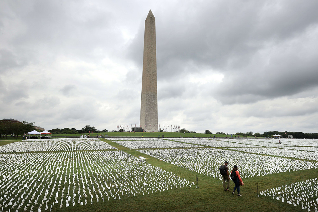 Bendera dibagi dalam 43 bagian, dibatasi jalan setapak sepanjang 6 km, dan bangku putih untuk pengunjung yang ingin mendoakan para korban.