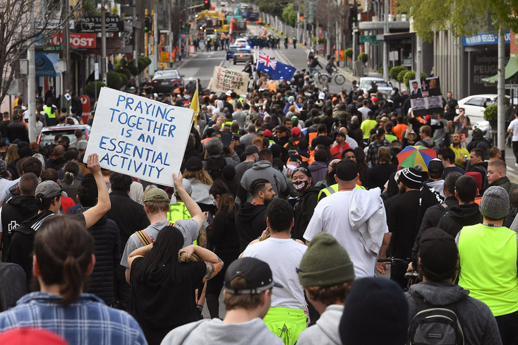 Ratusan orang turun ke jalan mengikuti aksi unjuk rasa anti-lockdown di Melbourne, Sabtu, 18 September 2021.