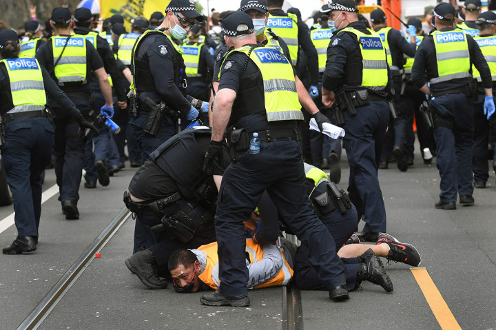 Beberapa petugas polisi terluka dan ratusan pengunjuk rasa ditangkap dalam aksi demo di kota terpadat kedua di Australia pada Sabtu, 18 September 2021.