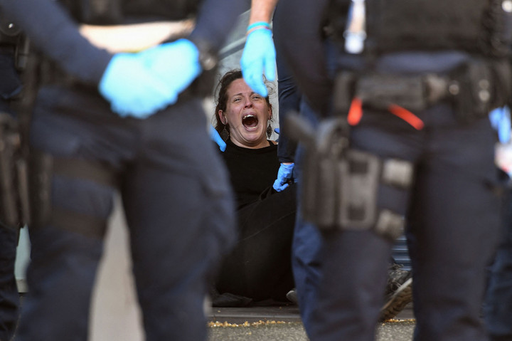 Diberitakan AFP, Sabtu, 18 September 2021, para polisi menggunakan semprotan merica terhadap ratusan demonstran yang melanggar perintah tinggal di rumah sehubungan dengan lockdown yang diterapkan di kota tersebut. 