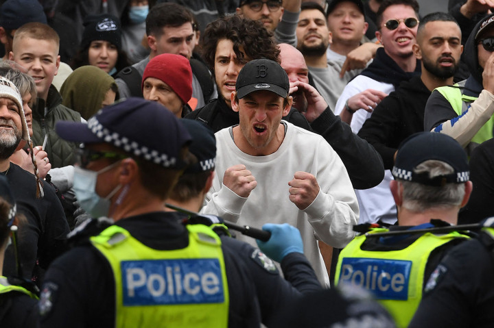 Aksi demo ilegal itu terjadi ketika Melbourne menjalani lockdown keenam kalinya sejak pandemi Covid-19 dimulai.
