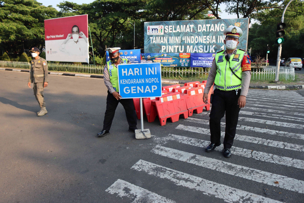 Direktorat Lalu Lintas (Ditlantas) Polda Metro Jaya memberlakukan kebijakan pembatasan mobilitas warga dengan sistem ganjil genap pada dua kawasan tempat wisata Taman Mini Indonesia Indah (TMII) dan Taman Impian Jaya Ancol pada hari Jumat, Sabtu, dan Minggu mulai pukul 12.00-18.00 WIB.