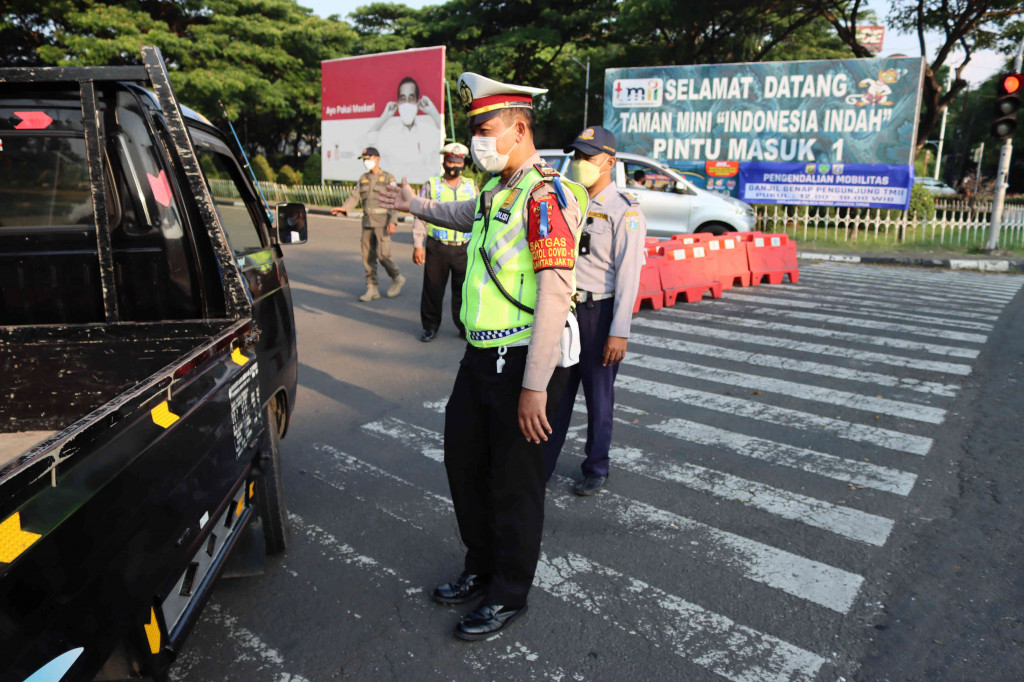 Direktur Lalu Lintas Polda Metro Jaya Komisaris Besar Sambodo Purnomo Yogo mengatakan, ganjil genap hanya diberlakukan untuk kendaraan roda empat.