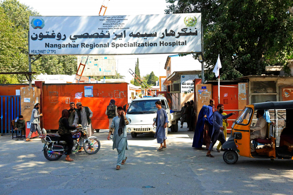 Seorang pejabat dari departemen kesehatan Provinsi Nangarhar mengatakan kepada AFP bahwa tiga orang tewas dan 18 terluka, sementara beberapa media lokal melaporkan serangan itu menewaskan sedikitnya dua orang.
