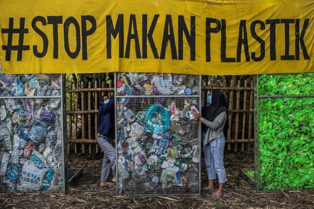 Aktivis Ecological Observation and Wetlands Conservation (Ecoton) menyiapkan sampah plastik untuk membuat instalasi di Gresik, Jawa Timur.