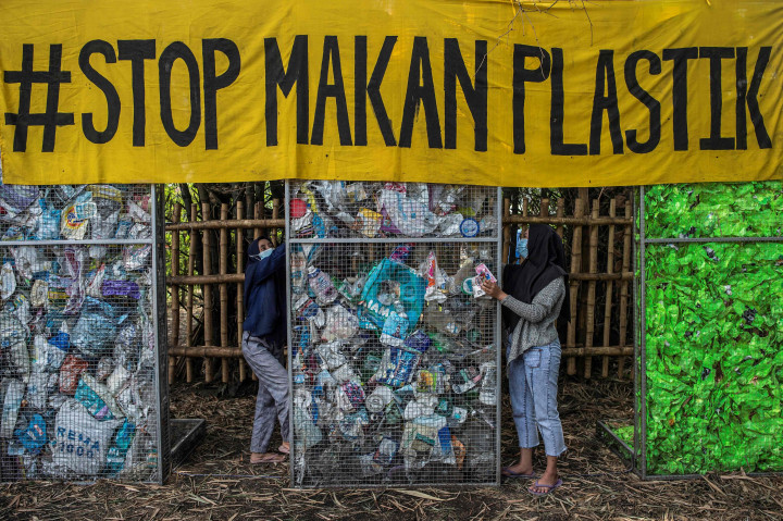 Aktivis Ecological Observation and Wetlands Conservation (Ecoton) menyiapkan sampah plastik untuk membuat instalasi di Gresik, Jawa Timur.