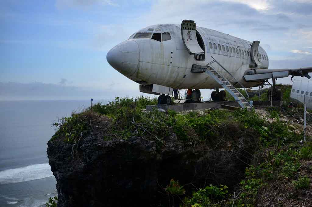 Sebuah jet penumpang Boeing bekas diangkut ke puncak tebing tepi laut di Bali dengan tujuan untuk memikat wisatawan untuk datang ke Pulau Dewata.