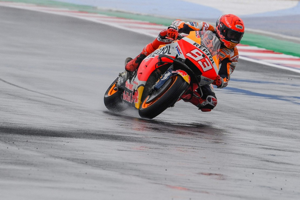 Francesco Bagnaia menjadi yang tercepat di Free Practice 3 (FP3) MotoGP San Marino 2021. Sesi ini memunculkan sejumlah crash di Turn 14 mulai dari Valentino Rossi sampai Marc Marquez.