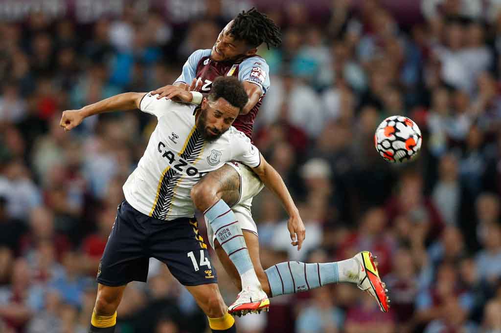 Di babak pertama Peluang terbaik diperoleh tuan rumah melalui tandukan Tyrone Mings menyambut sepak pojok kiriman Douglas Luiz. Sayang bola bisa ditepis kiper Asmir Begovic ke atas mistar gawang. Skor 0-0 bertahan hingga jeda.