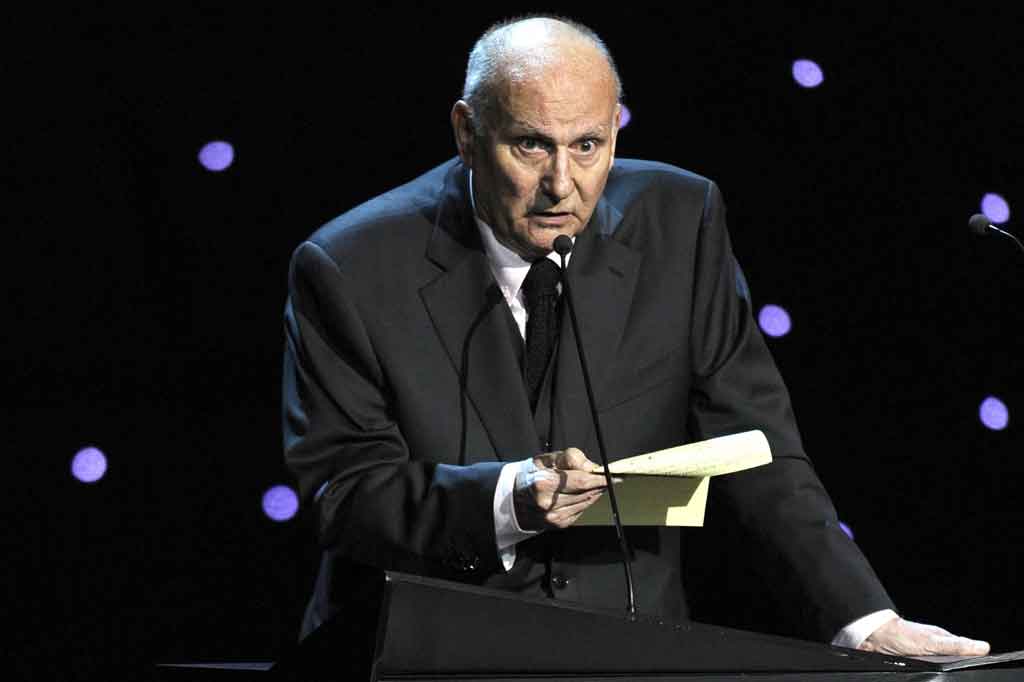 Sutradara Spanyol Mario Camus, yang filmnya tentang perang saudara Spanyol 1936-39 memenangi penghargaan tertinggi di festival film Berlin, meninggal dunia pada Sabtu, 18 September 2021. Camus meninggal di usia 86 tahun.