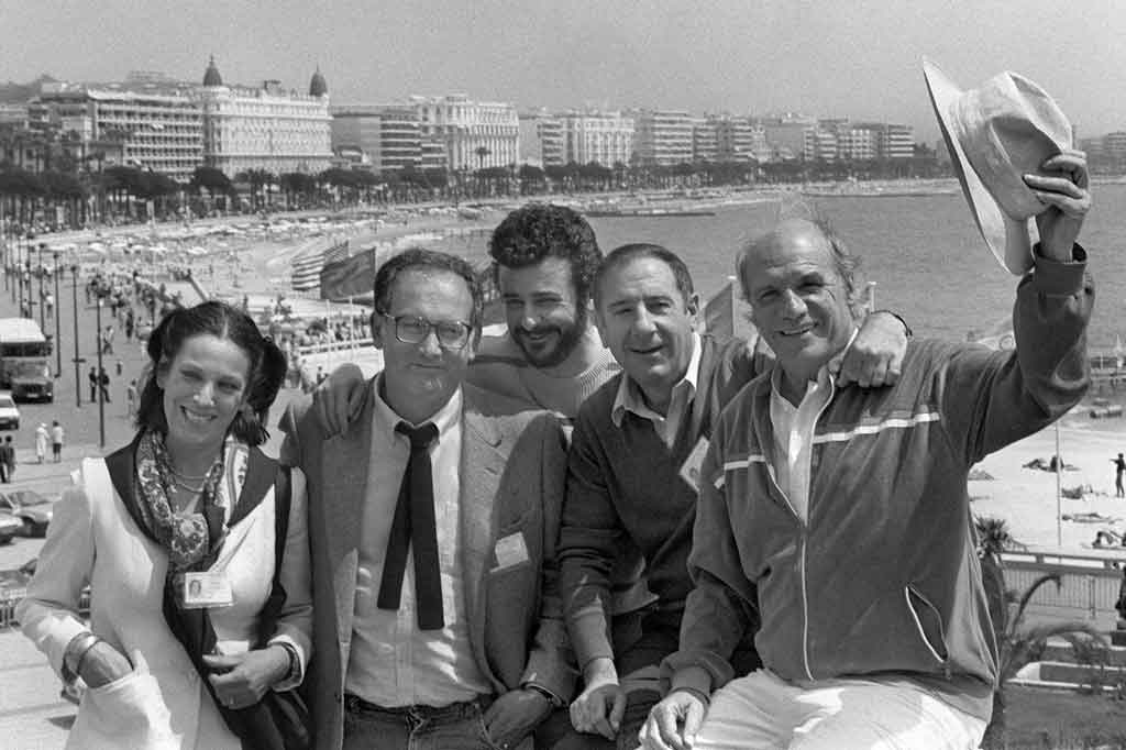 Camus, yang film-film terbaiknya terinspirasi oleh karya sastra besar, pertama kali menarik perhatian internasional ketika filmnya tentang Perang Saudara Spanyol, 'La Colmena' (Sarang Lebah) memenangi Beruang Emas di Festival Film Berlin 1983.