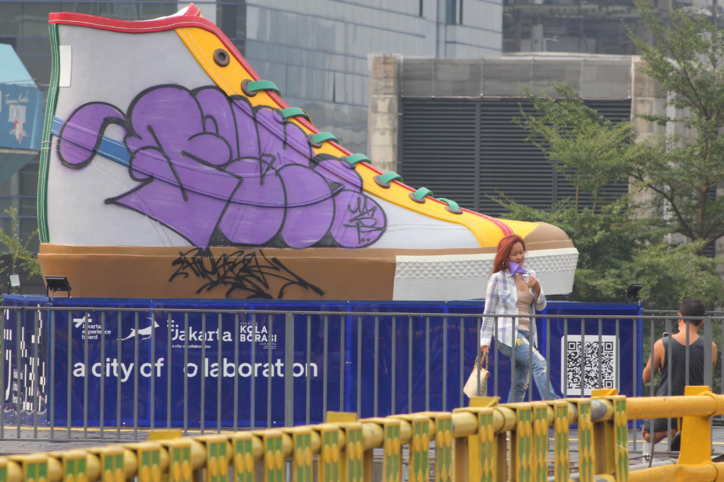 Aksi vandalisme yang dilakukan oleh oknum yang tidak bertanggung jawab tersebut dapat merusak keindahan kota, sementara Pemprov DKI kesulitan mengawasi aksi vandalisme fasilitas umum karena terbatasnya tenaga pengawas. 