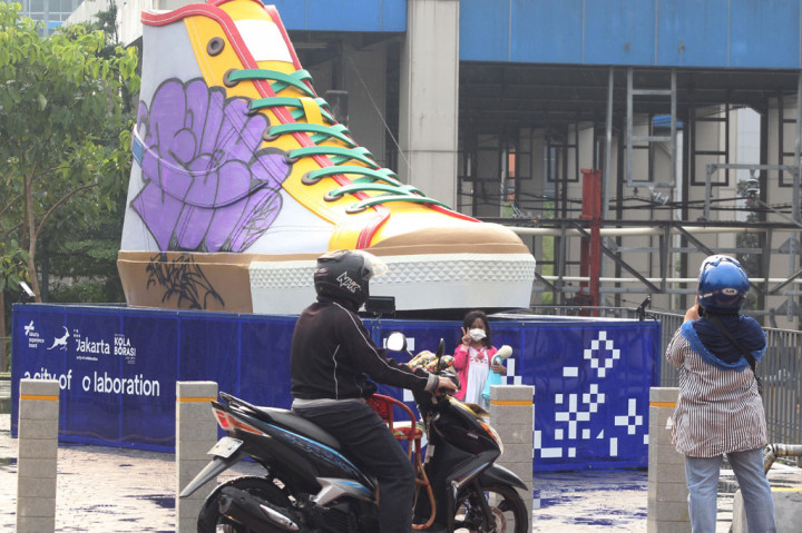 Menanggapi aksi vandalisme tersebut, Satuan Polisi Pamong Praja (Satpol PP) Provinsi DKI Jakarta sedang menelusuri pelakunya. 