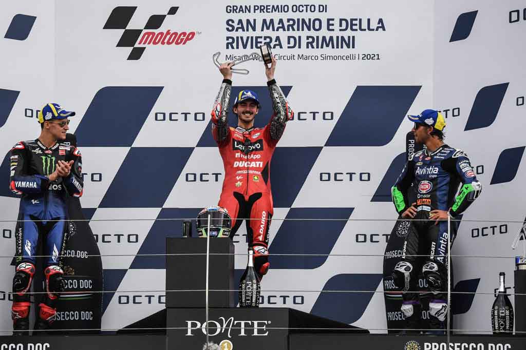 Pembalap Ducati tersebut menyentuh garis finis pertama setelah melahap 27 lap dengan catatan waktu 41 menit 48,305 detik, unggul tipis atas peringkat kedua Fabio Quartataro dengan jarak 0,364 detik.